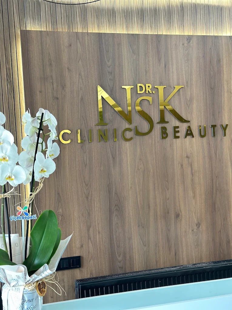 NSK Clinic Beauty altın logo duvarı
